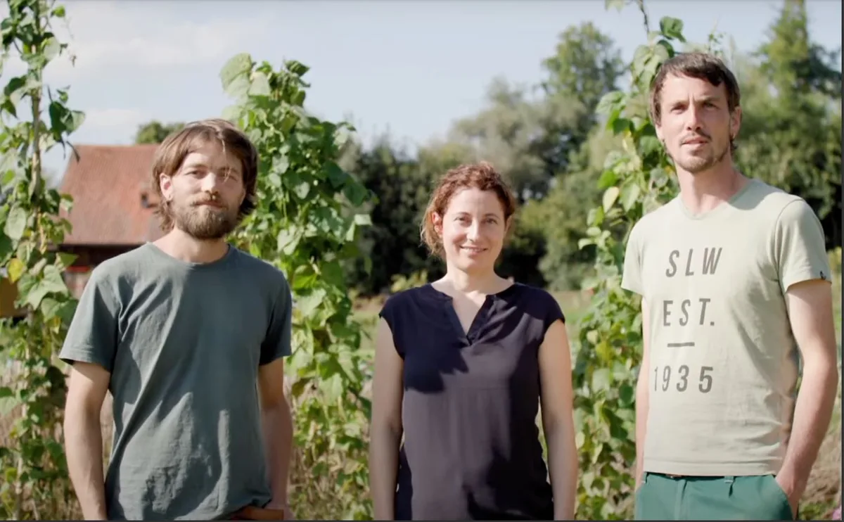 Samuel Bähler, Petrissa Eckle und Matthias Hollenstein haben einen Preis für ihre umweltbewusste Landwirtschaft gewonnen.