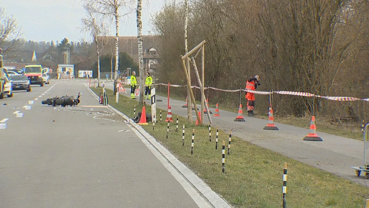 Der Töffahrer prallte bei Riedikon in einen Baum., Die involvierte Birke war noch jung., Beim Unfall kamen ausser dem Lenker keine andere Personen zu Schaden., Das Unfallfahrzeug wurde schwer in Mitleidenschaft gezogen., Der Töff bliebe auf der Strasse liegen.