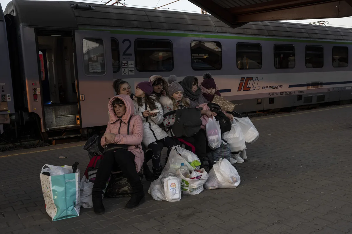 https-zueriost-ch-sites-default-files-media-2022-03-14-20220313233242771-jpg Eine geflüchtete ukrainische Familie am polnischen Bahnhof Przemysl: Spendengelder der Glückskette sollen hier eingesetzt werden