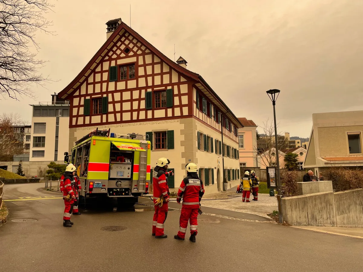 https-zueriost-ch-sites-default-files-media-2022-03-15-rueti-brand-jpg Ein Tumbler in diesem Mehrfamilienhaus sorgte für starke Rauchentwicklung., Der Brand konnte gelöscht werden., Das Gebäude wurde gelüftet., Während dem Einsatz wurde die Strasse kurzzeitig gesperrt.