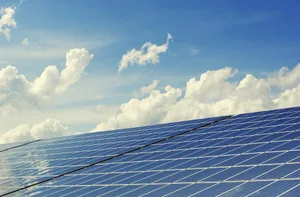 https-zueriost-ch-sites-default-files-media-2022-03-15-solaranlage-jpg Der Stadtrat hat seine Energiestrategie mit den energiepolitischen Zielen nochmals überarbeitet.