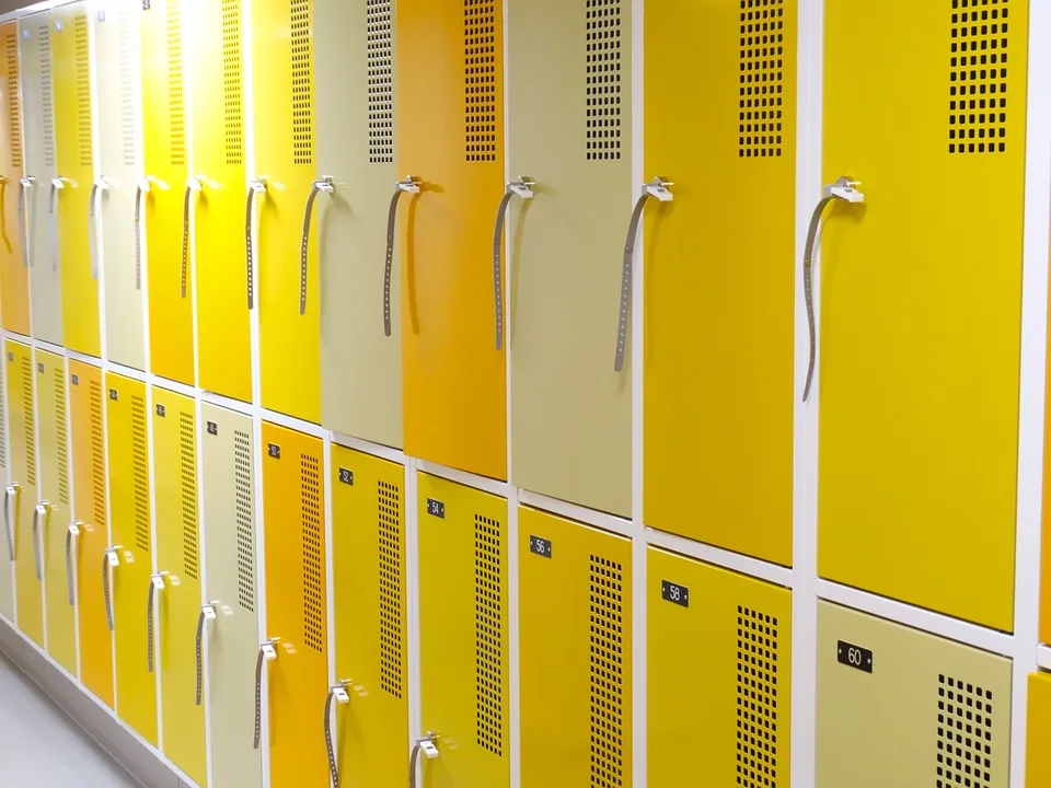 Selbst in einer Schwimmbad-Garderobe ist man von Handy-Filmern nicht sicher, wie eine Frau in Uster erfahren musste.