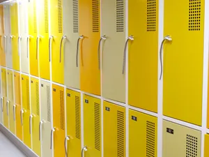 https-zueriost-ch-sites-default-files-media-2022-03-16-garderobe_pixabay_618502_960_720-jpg Selbst in einer Schwimmbad-Garderobe ist man von Handy-Filmern nicht sicher, wie eine Frau in Uster erfahren musste.