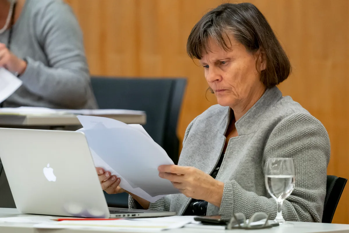 https-zueriost-ch-sites-default-files-media-2022-03-16-uster_02122019_gemeinderat_crm_65-jpg Gesundheitsvorsteherin Karin Fehr Thoma (Grüne) sagt, dass das Spital Uster seine Kosten senken muss., Wegen finanzieller Schieflage erhält es vom Kanton vorerst nur noch provisorische Leistungsaufträge.