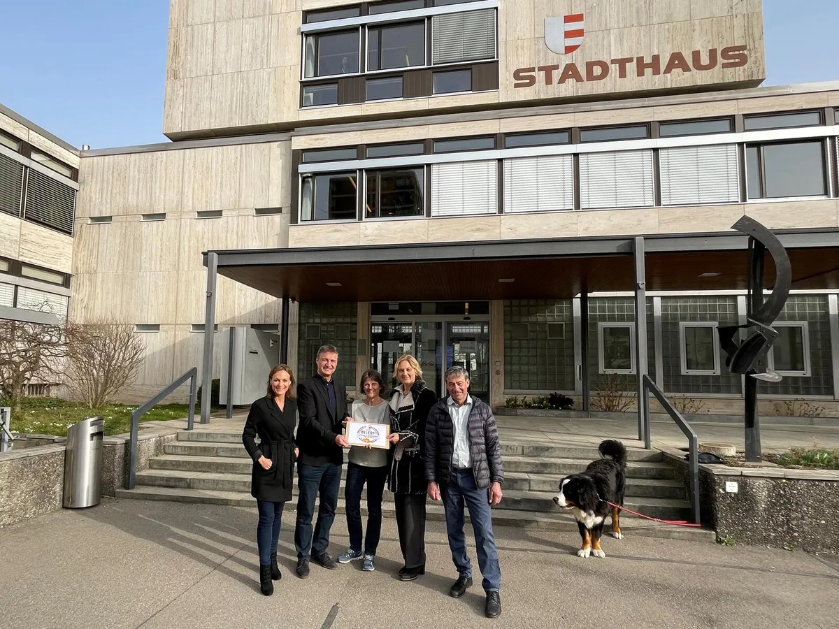 https-zueriost-ch-sites-default-files-media-2022-03-18-220317_einreichung_petition_gebuehrenreduktion_3-jpg Ein Übergabe im kleinen Rahmen: Anita Borer, Daniel Schnyder, Karin Fehr Thoma, Brigitte Oertli und Hans Denzler