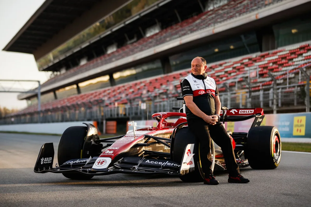 Der Chef und das Auto: Frédéric Vasseur posiert mit dem Boliden, der dem Hinwiler Team Erfolg bringen soll.