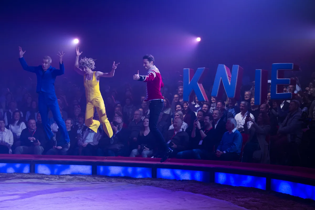 20220318211035906 Der Circus Knie startet schwungvoll in die neue Tournee., Ivan Frédéric Knie dirigiert die Pferde wie einst sein Grossvater Fredy junior., Chanel Marie ist zwar erst 11-jährig, in der Manege aber bewegt sie sich wie ein alter Hase.,