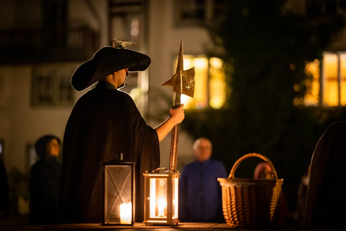 hinwil_18032022_nachtwaechter_crm_10 Der Nachtwächter und seine Laterne: Am Freitagabend fand bei Vollmond in Grünigen ein Spaziergang statt., Der Nachtwächter und die Müllerin erzählten Geschichten aus längst vergessenen Tagen.