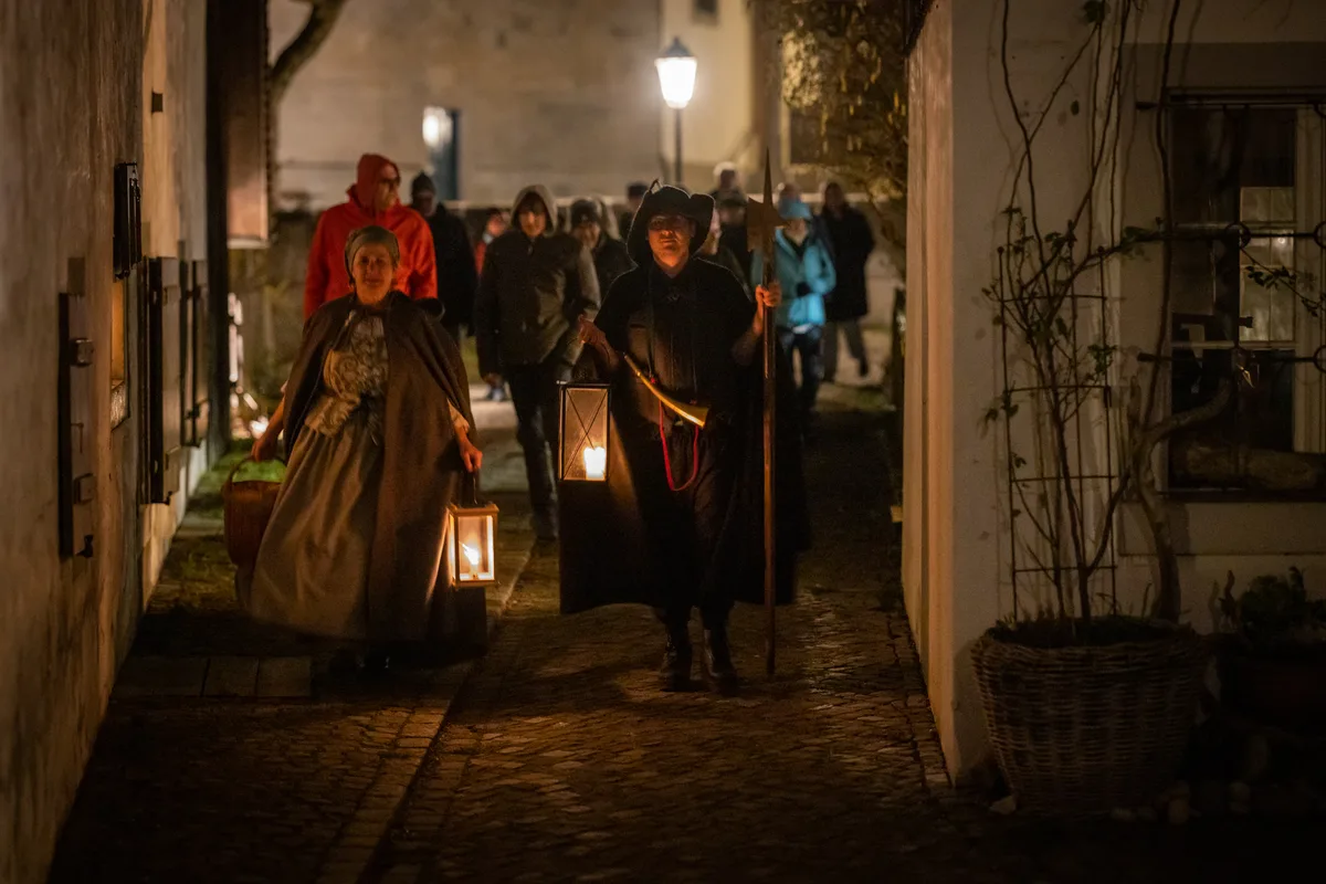 Der Nachtwächterspaziergang vom Freitagabend in Grüningen war komplett ausgebucht.