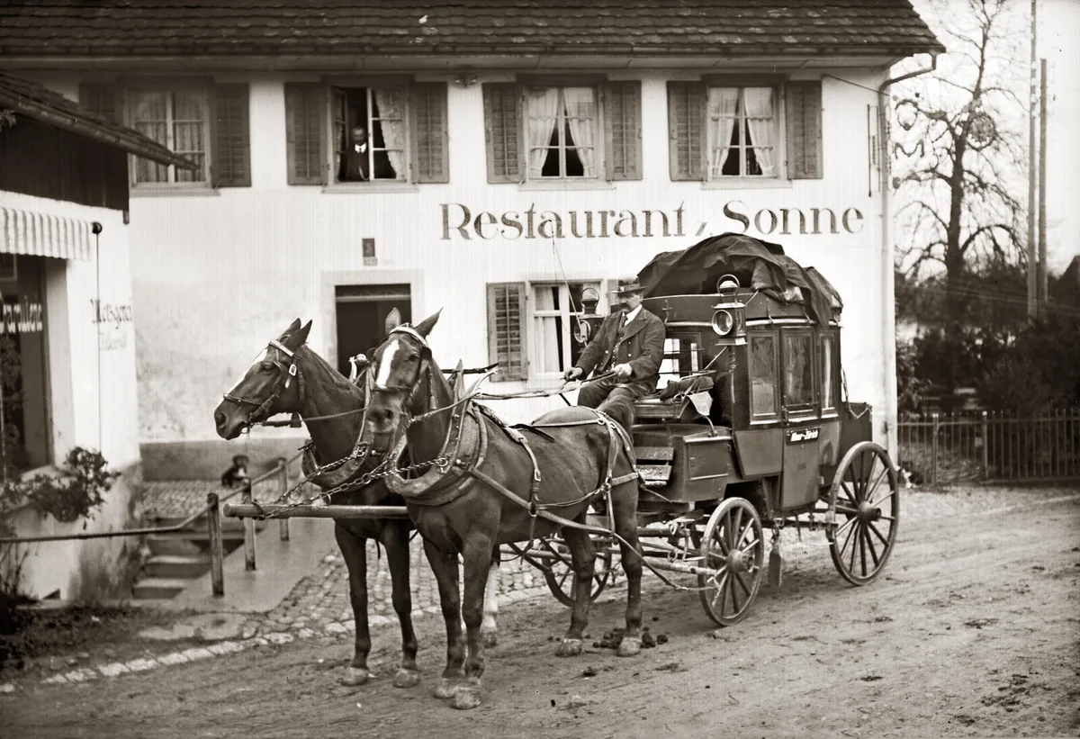 20032022_archiv_maur_foto1_0 Solche Fundstücke beherbergt das Archiv Ortsgeschichte in Maur: Eine Postkutsche hält im Jahr 1924 vor dem Restaurant Sonne., Die Initianten des aufgewerteten Archivs Ortsgeschichte: Felix Senn, Matthias Manz, Beat Zimmermann und Susanna Walder (v. l.)