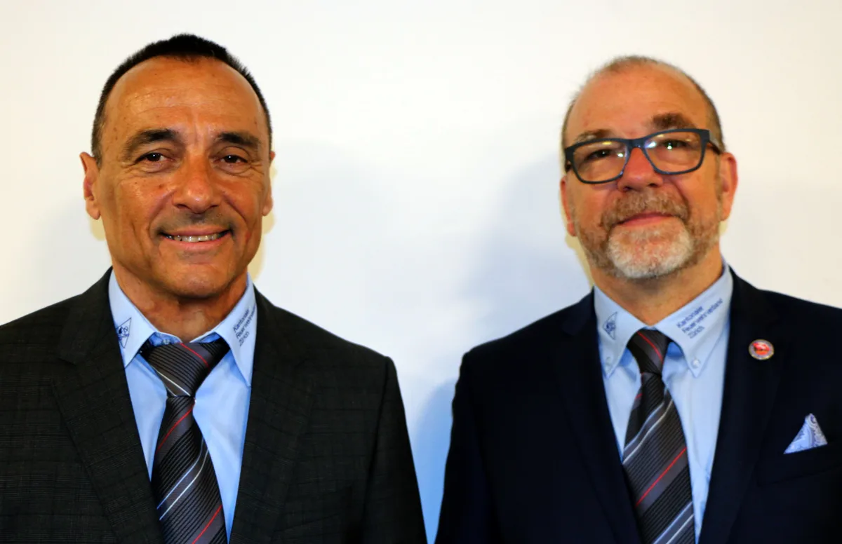 Beat Hirter (rechts), neuer Präsident des Zürcher Feuerwehrverbandes, und sein Vorgänger Christian Meier.