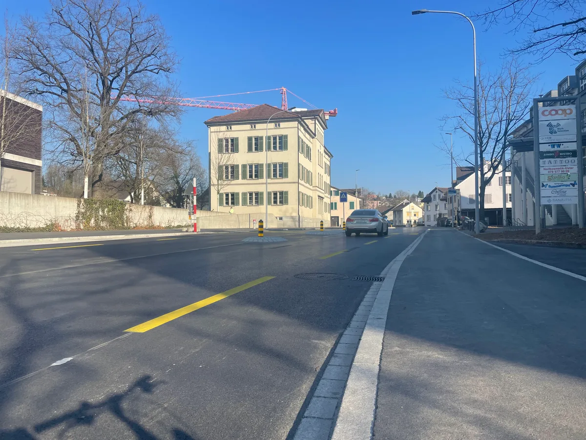 image00010 Vier Gemeinderäte fordern eine Tempoeinschränkung auf der Aathalstrasse in Uster., Weil durch die Strassensanierung die Passerelle abgebrochen und durch einen Fussgängerstreifen ersetzt wurde..., ...fürchten sie, dass die Schüler des Schulhauses Oberuster nun einen gefährlicheren Schulweg haben.