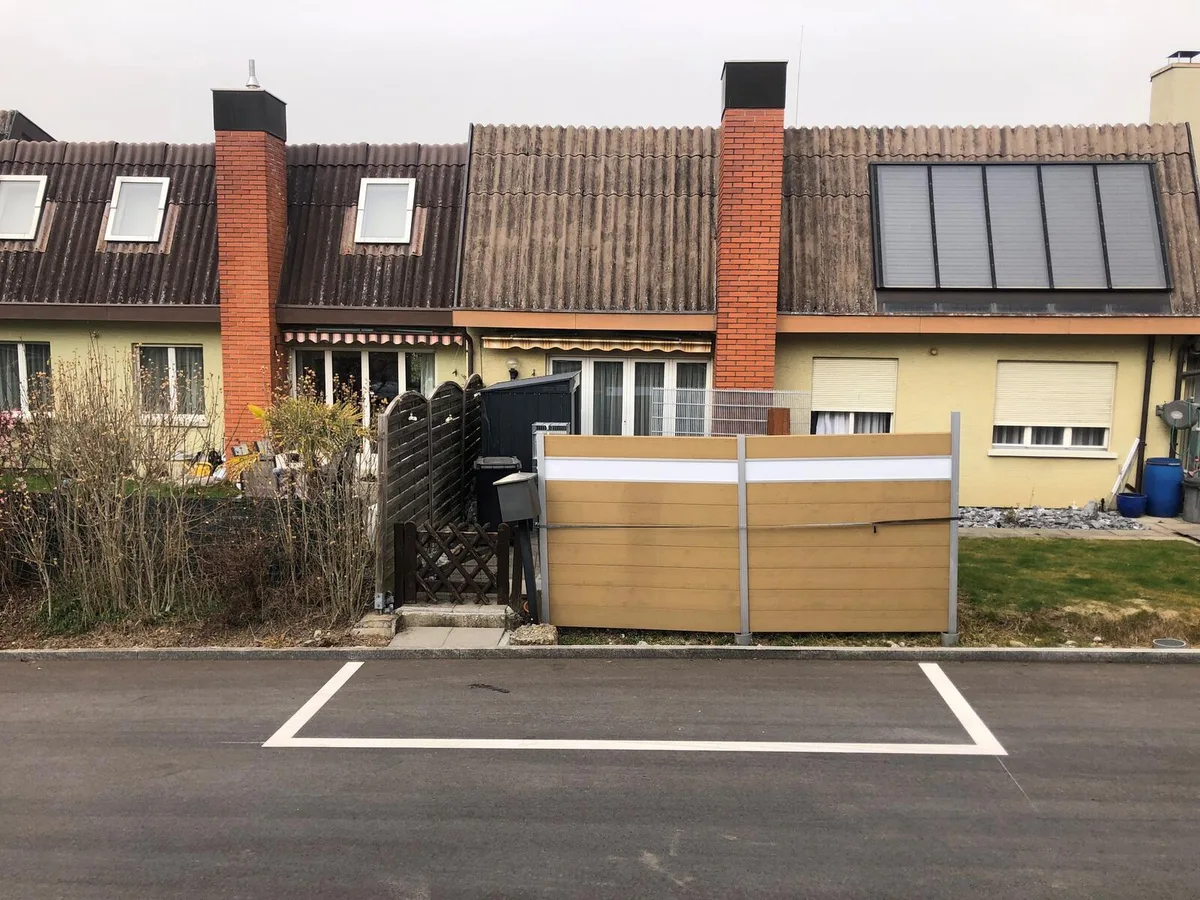 parkplatz_esslingen Der Parkplatz versperrt den Eingang und hindert am Zugang zum Briefkasten.