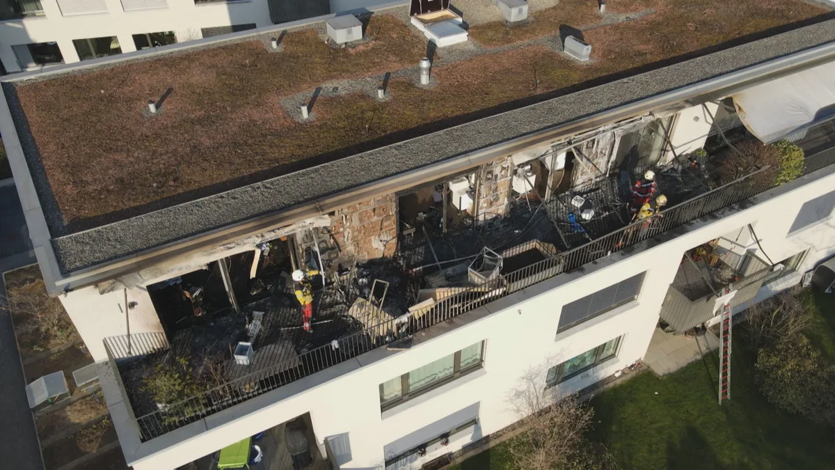 brand_bubikon_zh_10 Am Donnerstagnachmittag standen zwei Wohnungen in Flammen., Die Feuerwehren von Bubikon und Rüti konnten den Brand unter Kontrolle bringen., Die Bewohner konnten sich selbständig in Sicherheit bringen.