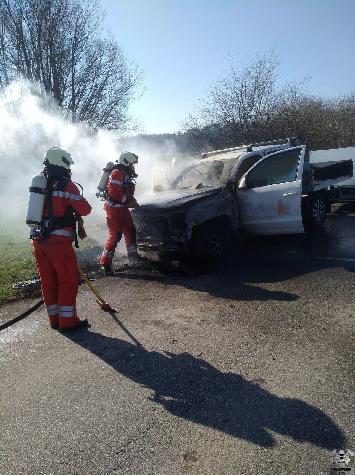 feuerwehr_egg1 Am Mittwochmorgen ging die Meldung eines brennenden Autos ein., Der Einsatz habe unkompliziert in Teamarbeit erledigt werden können., Am betroffenen Fahrzeug entstand ein beträchtlicher Schaden.