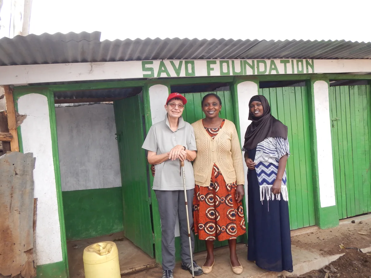 inge_schmidt_aus_duebendorf_im_slum_von_kibera_1 Inge Schmid hat ihr Hilfsprojekt 2013 ins Leben gerufen., Seither wurde mit Spenden aus der Schweiz 47 Toiletteneinheiten gebaut., Inge Schmidt hat sich frühpensionieren lassen, um sich einer neuen Aufgabe widmen zu können., Inge Schmidt will nicht einfach Geld nach Kenia schicken, sondern Hilfe zur Selbsthilfe leisten.