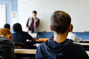 schueler Auch in Dübendorf sind nun erste Flüchtlingsfamilien mit schulpflichtigen Kindern angekommen., Im Schulhaus Högler unterrichtet eine geflüchtete Deutschlehrerin die Kinder aus der Ukraine.
