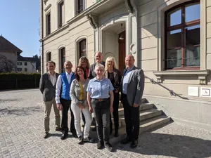 https-zueriost-ch-sites-default-files-media-2022-03-27-gemeinderat_bauma-jpg Der neue Gemeinderat: Gemeindeschreiber Fröhlich, Rüegg, Götz, Weiss, Sudler, Inauen (vorne), Burkhalter, Carraro., Rudolf Rüegg (links) und Karin Götz (Mitte) sind die beiden neuen Mitglieder im Baumer Gemeinderat., Das beste Resultat erzielte Gemeindepräsident Andreas Sudler (links).