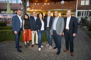 https-zueriost-ch-sites-default-files-media-2022-03-27-gemeinderat_volketswil-jpg Michael De Vita-Läubli, Ioana Mattle, Marcel Egloff, Karin Ayar, Daniel North, Jean-Philippe Pinto und Thomas Brauch (v.l.)