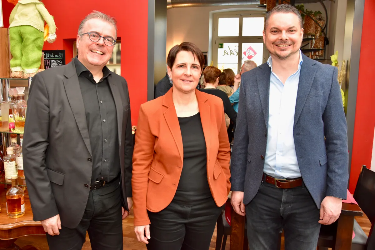 https-zueriost-ch-sites-default-files-media-2022-03-27-gemeindewahlenrueti_rueti_yvonnebuergindiemitteneuegemeindepraesidentin_peterweidingerlinksrogerhessrechts_1_mav-jpg