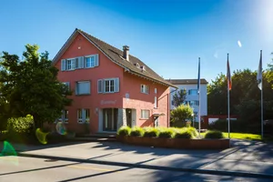 https-zueriost-ch-sites-default-files-media-2022-03-27-moenchaltorf_gemeindehaus_naz-6-jpg Die Mönchaltorfer Exekutive setzt sich bis auf eine Ausnahme aus der alten Garde zusammen., Gemeindepräsident Urs Graf (FDP)., Die Kirchenpflege ist nach den Wahlen wieder besser besetzt. Vorerst bleibt ein Sitz vakant.