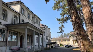 https-zueriost-ch-sites-default-files-media-2022-03-28-5-jpg Das erste Hauptgebäude des ehemaligen Kreisspitals Rüti wurde um 1900 gebaut.