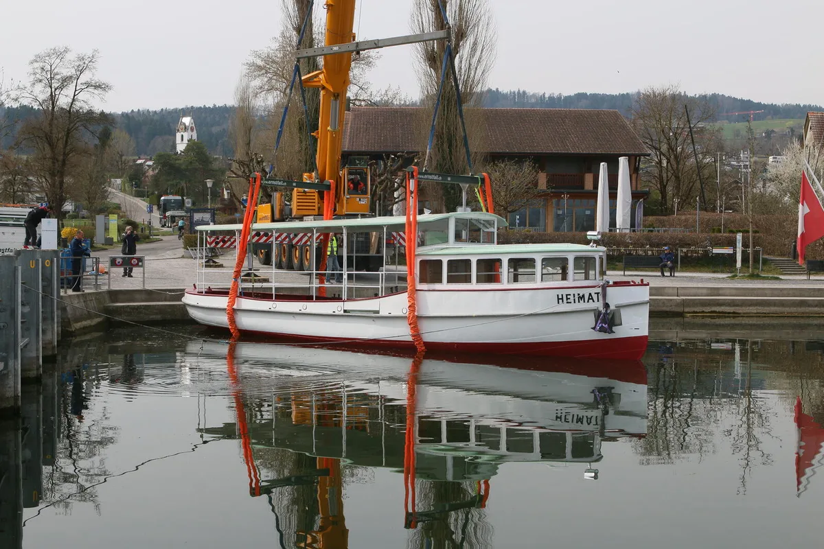 img_8118 Nach dem Umbau ist die «Heimat» zurück in Maur., Behutsam wurde das Elektro-Schiff in den Greifensee gelassen. , Zuvor war das Schiff per Tieflader von Luzern nach Maur transportiert worden.