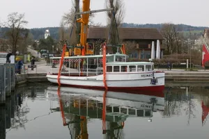 img_8118 Nach dem Umbau ist die «Heimat» zurück in Maur., Behutsam wurde das Elektro-Schiff in den Greifensee gelassen. , Zuvor war das Schiff per Tieflader von Luzern nach Maur transportiert worden.