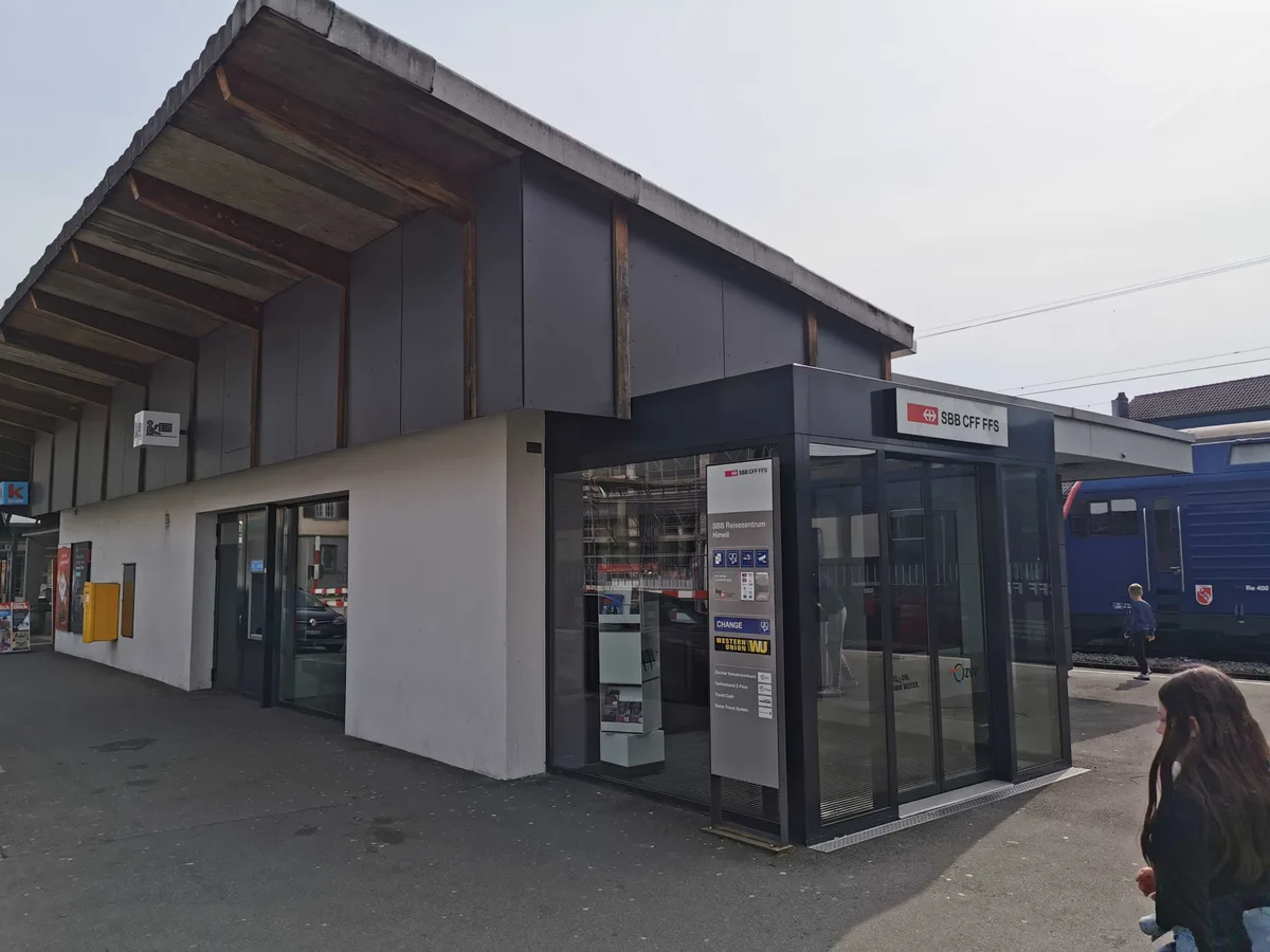 reisezentrum_2 Am Bahnhof Hinwil wird es ab dem Sommer keinen bedienten Billettschalter mehr geben., Das Bedürfnis nach persönlicher Beratung in kleinen Reisezentren ist drastisch gesunken., Die SBB bietet nun Schulungen für den digitalen Ticketkauf an.