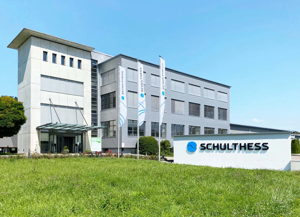 30032022_schulthess_maschinen_wolfhausen_produktionstandort_pd Bisher war Wolfhausen der Hauptsitz von Schulthess Maschinen., CEO Thomas Marder erklärt, warum man den Sitz nun nach Cham (ZG) verlagert hat., Finanzvorstand Thomas Illi (EVP) mutmasst, dass auch das Bubiker Stammgleis ein Faktor gewesen sein könnte.