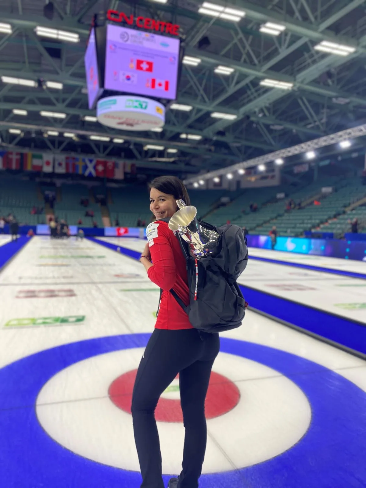 Das Insiderwitz-Foto: Esther Neuenschwander mit dem WM-Pokal.