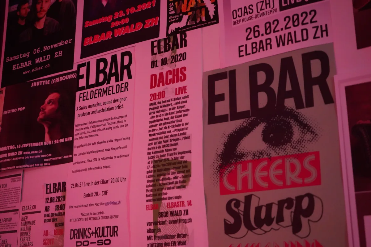 Plakate in der Elbar.