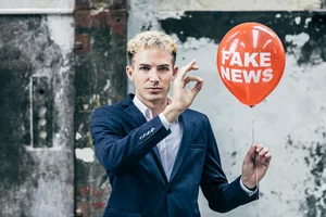 fake-news-nadel_1 Mit spitzem Werkzeug gegen Fake News: Michael Elsener macht mit seinem aktuellen Programm Halt in Wetzikon., «Fake me happy» lautet der Name des Programms des Comedians., Bekannt ist Elsener vor allem für seine Parodien und Imitationen.