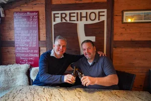 konzerte_freihof2 Thomas Mäusli und Ueli Bräker (rechts) haben die Konzertreihe «Freihof Live - Ässe & Musig» ins Leben gerufen.