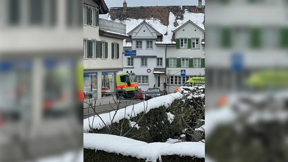 neues_projekt_6 Feuerwehr und Polizei waren heute Nachmittag in Hinwil im Einsatz.