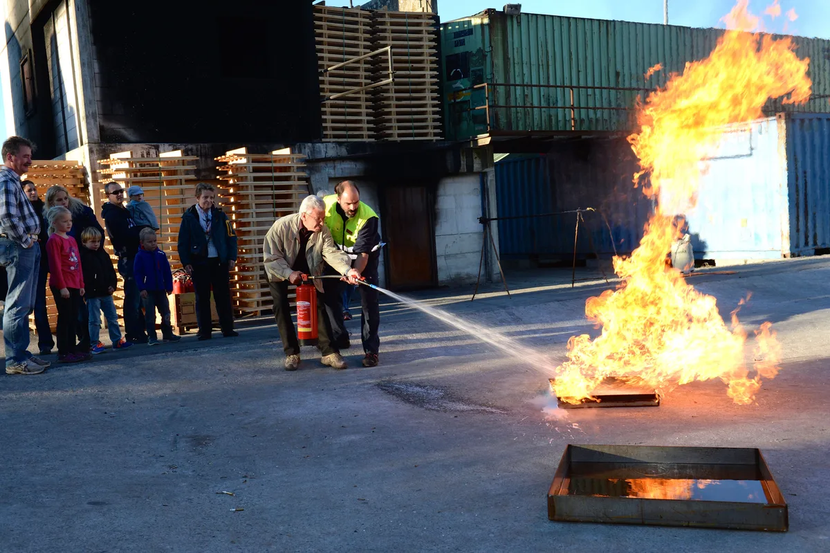 fokus_19112015_brandbekaempfungsworkshop_uster_tz_mav_3 Das Ausbildungszentrum in Riedikon, das unter anderem die Feuerwehr nutzt, kann saniert werden.