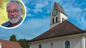 kirchturmsanierung-bauma-othmar-hasler Für eine kleine Kirchgemeinde wie Bauma ist die Sanierung des Kirchturms laut Präsident Othmar Hasler eine Herausforderung., Der Sanierungsbedarf am Turm ist erkennbar.