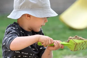 kita Die Stadt Wetzikon möchte Eltern bezüglich Kita-Plätzen finanziell mehr unter die Arme greifen., Auch Wetziker Eltern, die ihre Kinder ausserhalb der Stadt in die Kita bringen, sollen unterstützt werden., Es soll für Eltern attraktiver werden, ihr Kind in die Kita zu bringen.