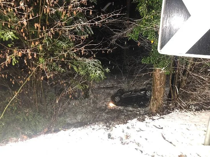selbstunfall-turbenthal-wildberg Das Auto kam beim Unfall auf dem Dach zum Stillstand., Die Feuerwehr Turbenthal-Wila-Wildberg half bei der Bergung., Der Fahrer bliebt beim Unfall unverletzt.
