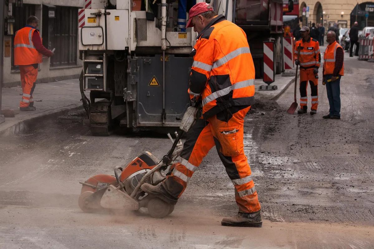 strassenbelag Unter anderem müssen Fahrbelag und Randsteine bei der Meilenerstrasse saniert werden (Symbolfoto).