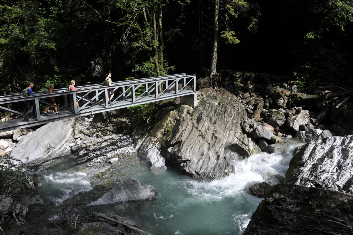 bild2_ett_12-07-16_267 Wandern in wilder Natur: Nur dank zahlreichen Brücken ist die Aaschlucht begehbar.