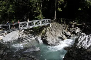 bild2_ett_12-07-16_267 Wandern in wilder Natur: Nur dank zahlreichen Brücken ist die Aaschlucht begehbar.