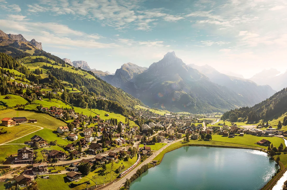 Auf dem Bild ist das Bergpanorama von Engelberg zu sehen. Im Vordergrund liegt der Eugenisee am Dorfrand. 