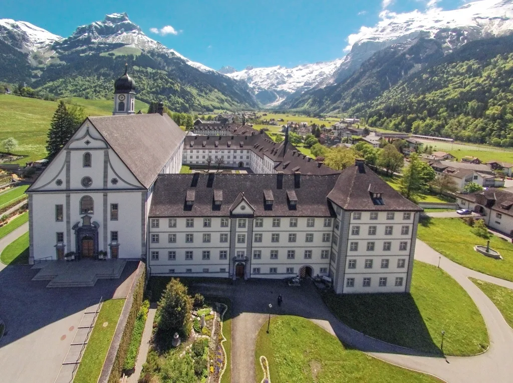 Die Klosteranlage des Klosters Engelberg liegt vor dem Bergpanorama.