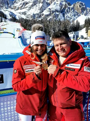 pittet_suter_neu Dominique Pittet freut sich mit Corinne Suter über ihre WM-Goldmedaille von 2021 in Cortina. , Ein ungewohntes Bild: Der Egger Trainer gibt ein Interview im Zielraum., Auch für die mittlerweile zurückgetretene Dominique Gisin war er eine Vertrauensperson., Die Olympischen Spiele von Pyeongchang waren für Pittet wenig stimmungsvoll.