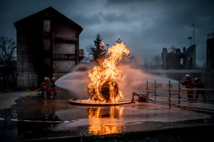 uster_10042019_erdbeben_crm_16 Im Ausbildungszentrum in Riedikon üben Feuerwehrleute aus Uster oder anderen Gemeinden den Ernstfall., Teilweise werden die Übungen auch für ein Publikum inszeniert, wie hier im Jahr 2019. , Das Parlament stimmte nun einer Sanierung der Anlage für rund 1,5 Millionen Franken zu., Auch fürs Stadthaus West gibt es Änderungen: Der Gemeinderat hat dem Notfallkonzept für die Stadtverwaltung zugestimmt.