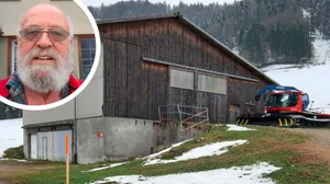 gottfried-oberholzer-skilift-oberholz-farner Bauer Gottfried Oberholzer will, dass die Skiliftbetreiber diese Scheune wieder zurückbauen., Seit Jahren führen der Bauer und die Betreiber des Skilifts diverse Verfahren. Bereits zwei Mal bis vor Bundesgericht., Für die Betreiber sei es kein Problem, Oberholzers Grundstück nicht mit Pistenfahrzeugen zu präparieren.
