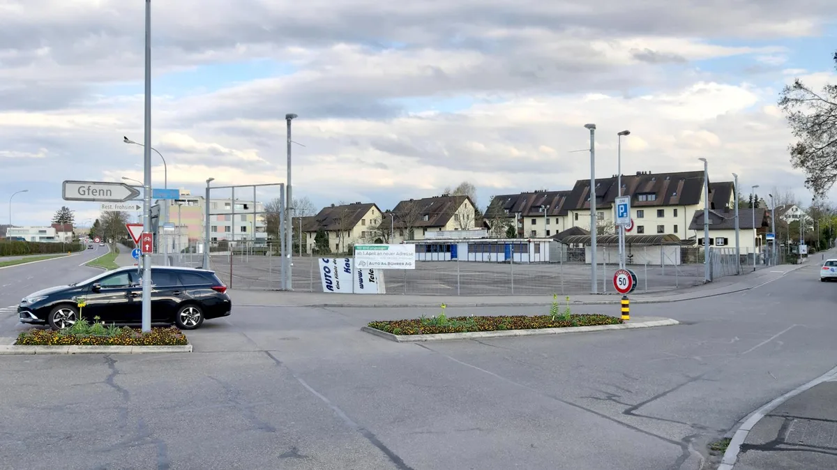 Ungewohntes Bild: Der grosse Parkplatz neben der Einfahrt ins Gfenn ist leer., Autohändler Lukas Bührer ist mit seinem Team ins Weinland gezogen., Hier gäbe es viel Platz für eine weitere Überbauung, doch danach sieht es aktuell nicht aus.