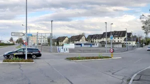 https-zueriost-ch-sites-default-files-media-2022-04-07-autohandel_gfenn_1_preview-jpg Ungewohntes Bild: Der grosse Parkplatz neben der Einfahrt ins Gfenn ist leer., Autohändler Lukas Bührer ist mit seinem Team ins Weinland gezogen., Hier gäbe es viel Platz für eine weitere Überbauung, doch danach sieht es aktuell nicht aus.