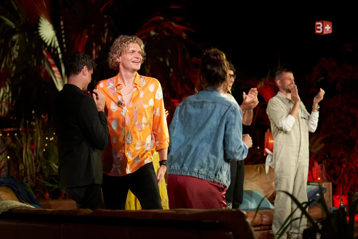 Dabu Bucher mit den weiteren Teilnehmern der Musiksendung "Sing meinen Song - Das Schweizer Tauschkonzert"